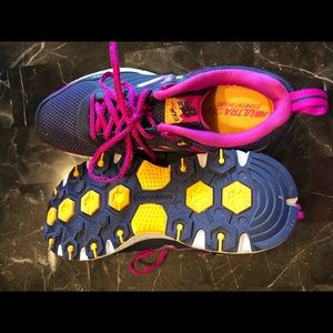 New Balance Tennis Shoes — Size 9